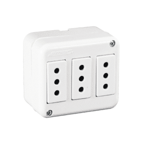 ENCHUFE TRIPLE SOBRE PUESTO 250 VOLTS 10AMPERES BLANCO ARIS MEC